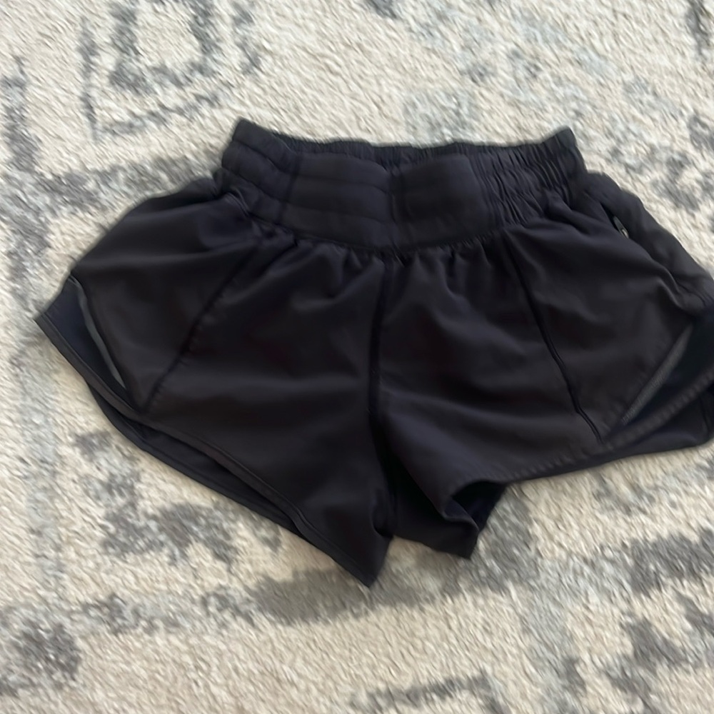 lululemon size 0 low rise 2.5 hotty hot black shorts only worn a few times
